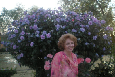 Г.А. Макарова и цветущие кусты