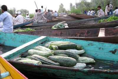 Утренний овощной рынок на озере