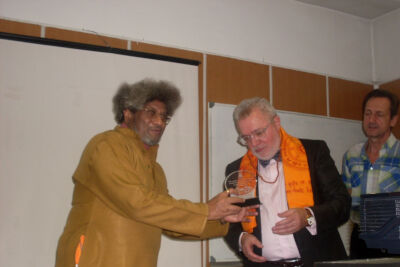 Доктор Пранав Пандья вручает Макарову В.В. символ университета Дэв Санскрити Вишвавидьялая